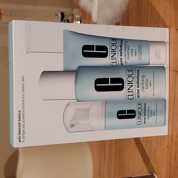 Clinique - Picture 6 of 6